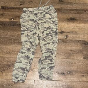 American‎ Eagle camo joggers medium